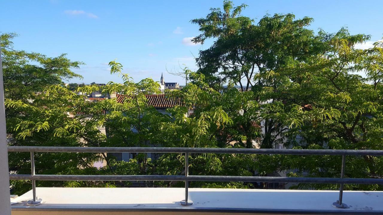 Votre Escale - Le Petit Montmartre Apartment Niort Bagian luar foto