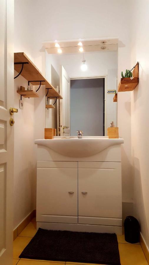 Votre Escale - Le Petit Montmartre Apartment Niort Bagian luar foto