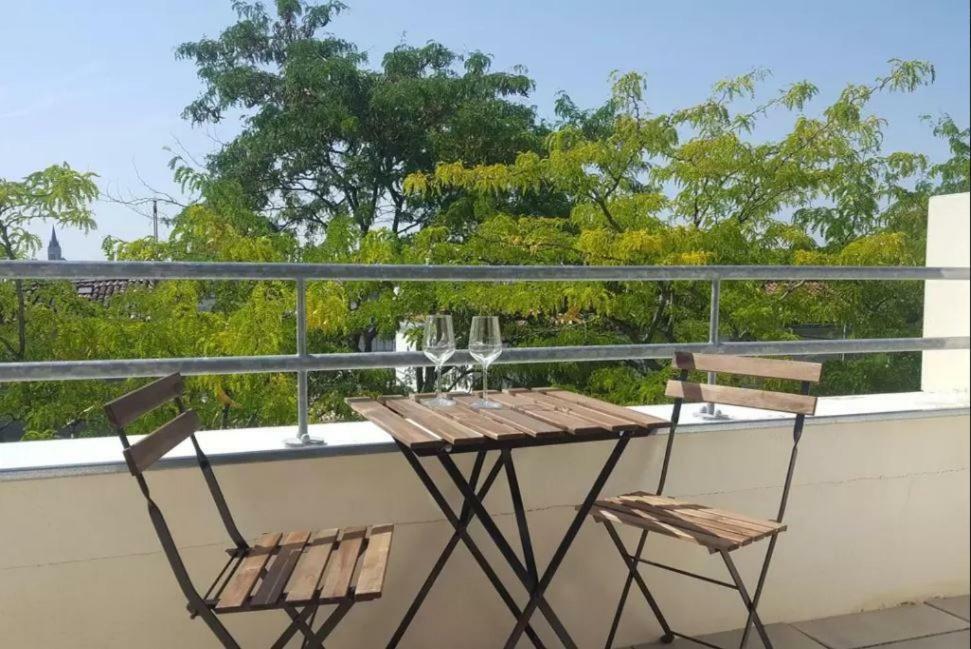 Votre Escale - Le Petit Montmartre Apartment Niort Bagian luar foto